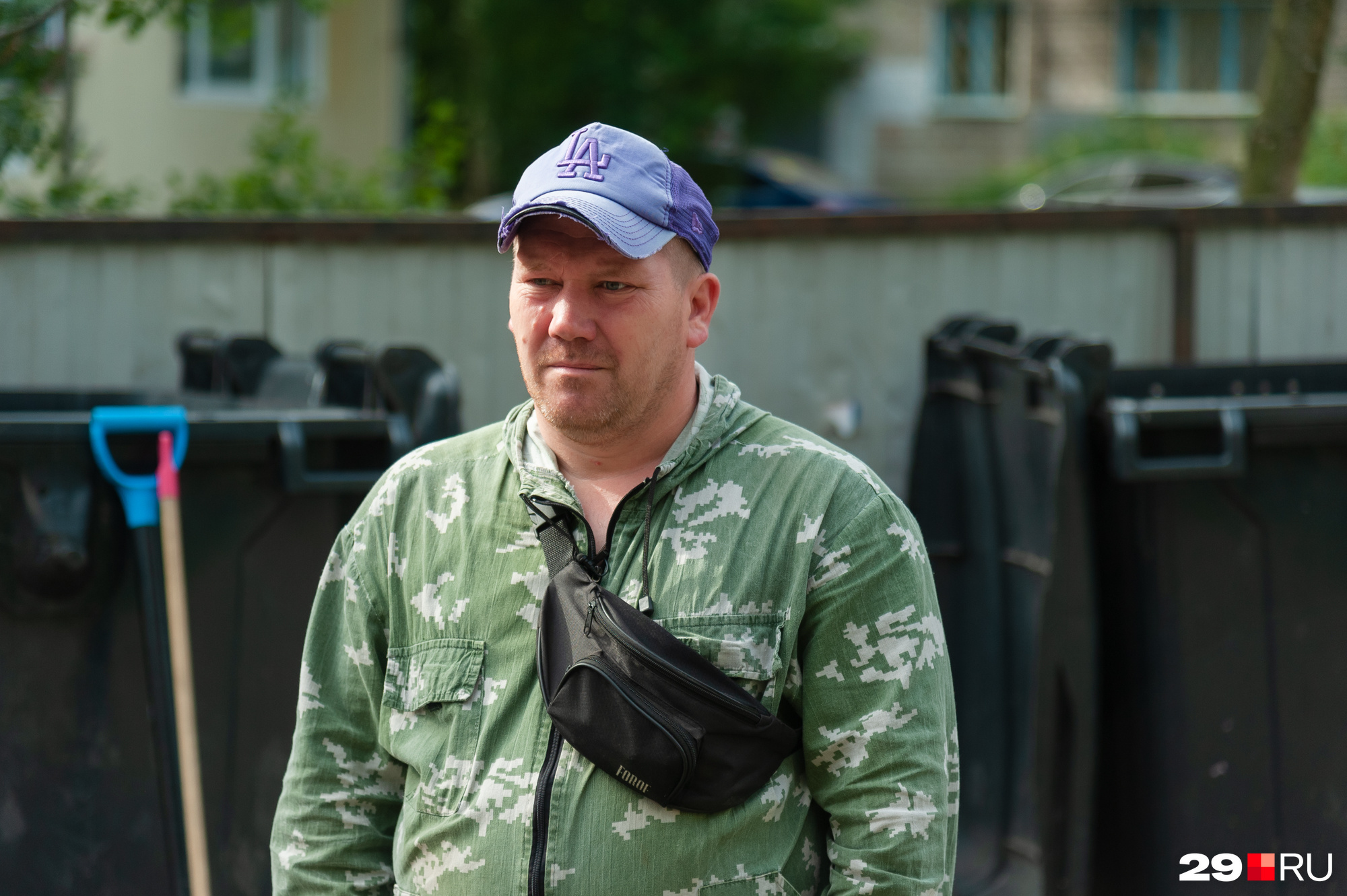 Дмитрию 45. Работу свою любит — нравится видеть, как становится чище Дмитрию 45. Работу свою любит — нравится видеть, как становится чище