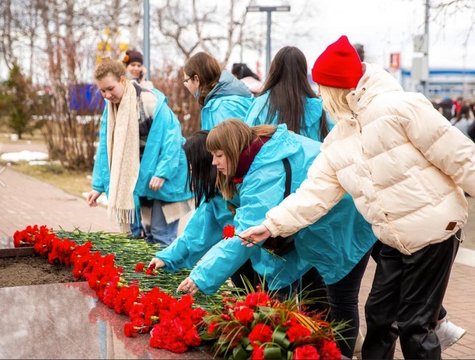 К сургутскому Мемориалу Славы 8 мая возложили более 1200 красных гвоздик
