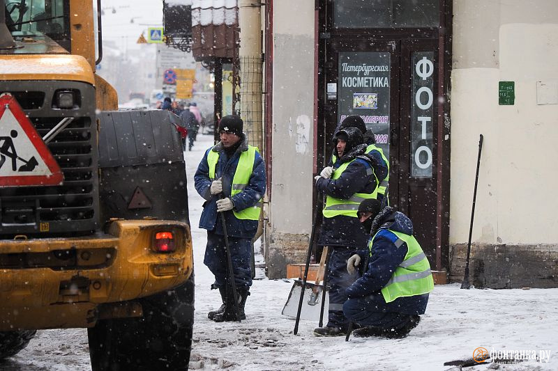 В Петербурге засыпают солью тротуары. Дорожники ждут заморозков
