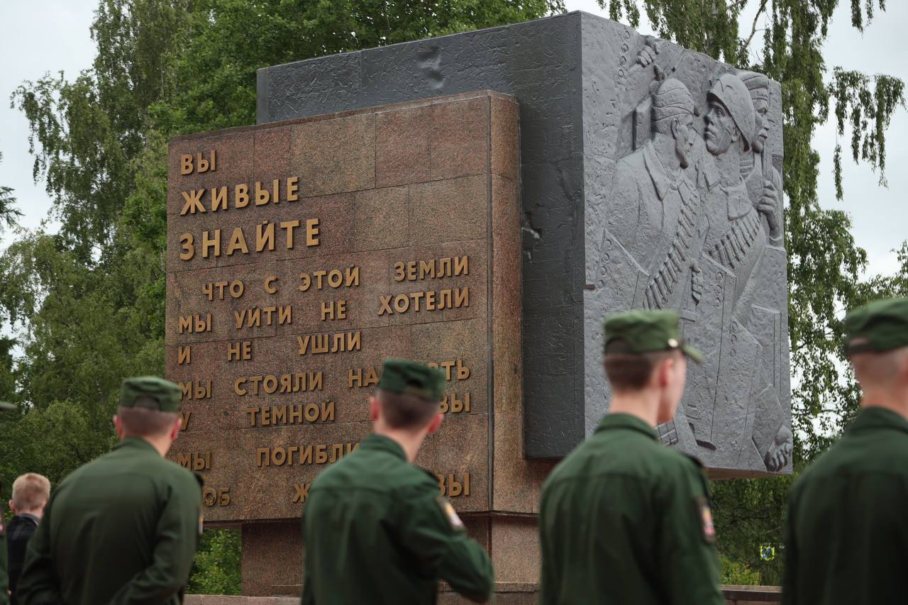 Одним из элементов мемориальной стелы стала гильза от снаряда боевого танка Т-34, найденная поисковиками в 2012 году на Синявинских высотах