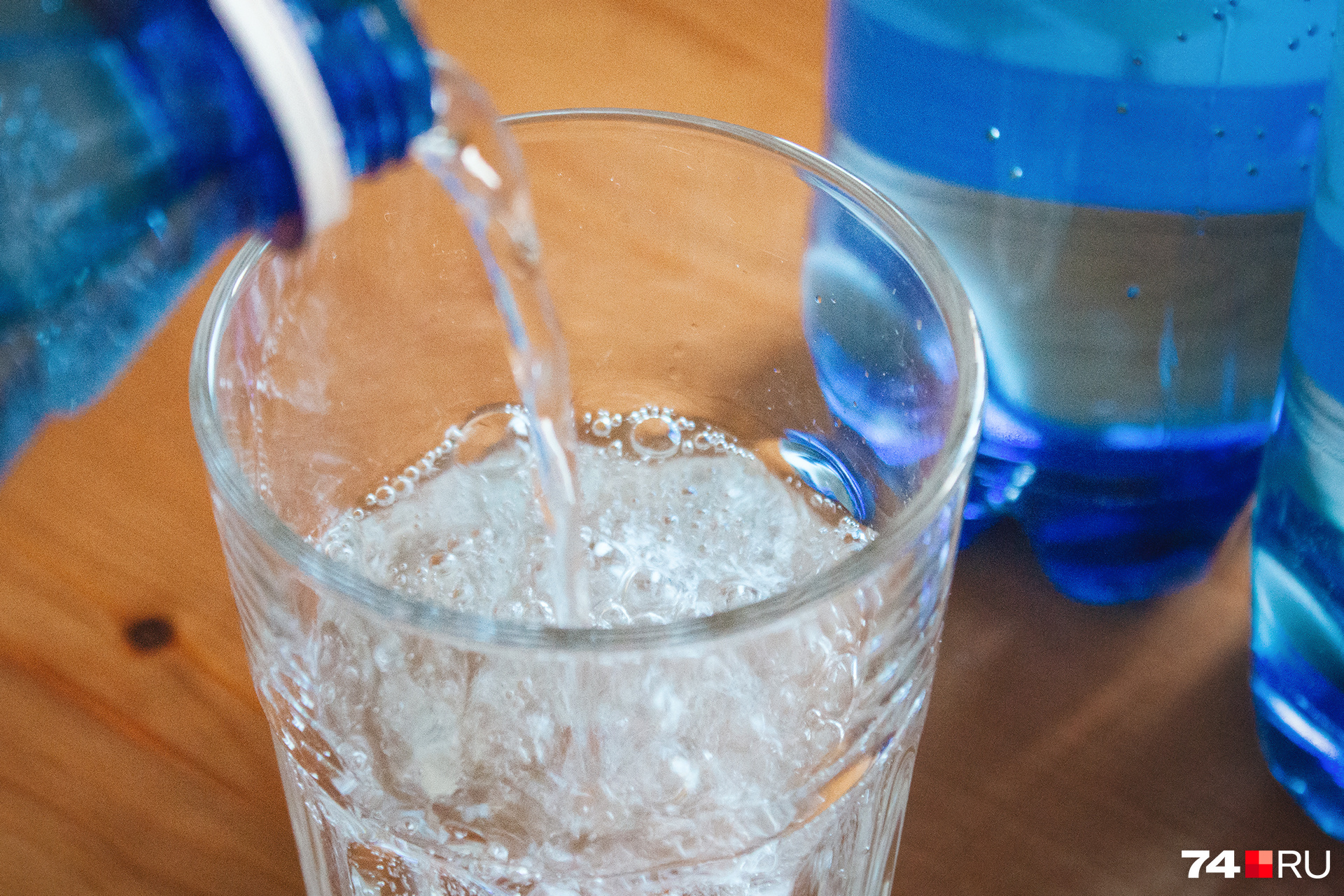 Чтобы помочь организму, человек должен пить достаточно воды