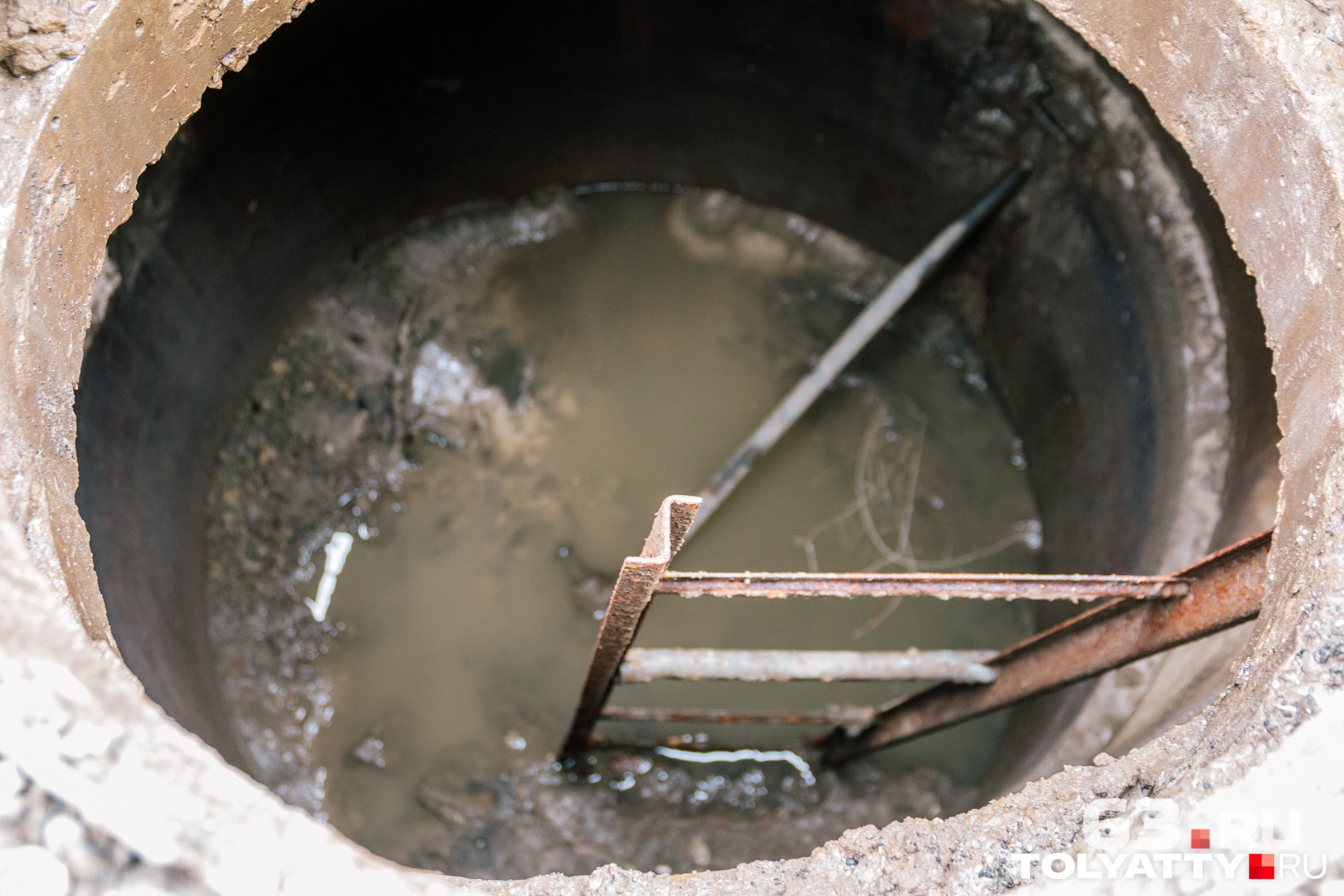 Соседи сливают канализацию. Городские очистные канализационные сооружения Самара. Ассенизаторы сливают отходы. Соседи сливают септик.