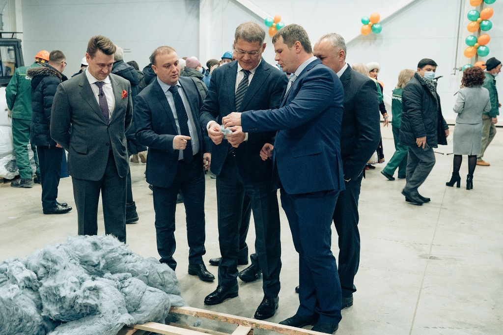 Глава Башкирии Радий Хабиров сам посетил открытие завода и вручил там госнаграды