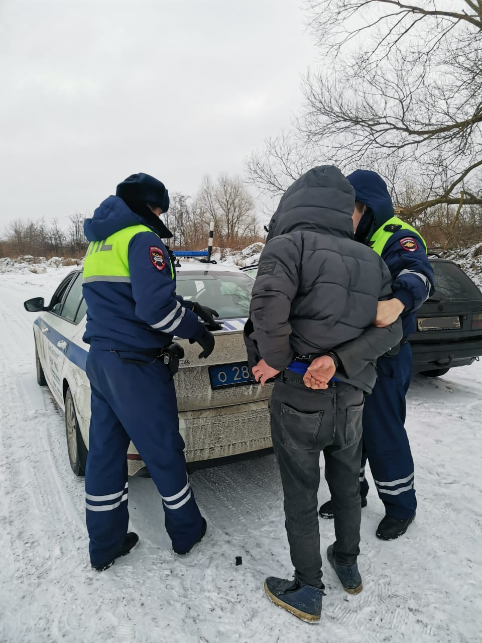 Любитель пьяной езды, попавшись полиции под Петербургом, попытался спрятать улики в снегу