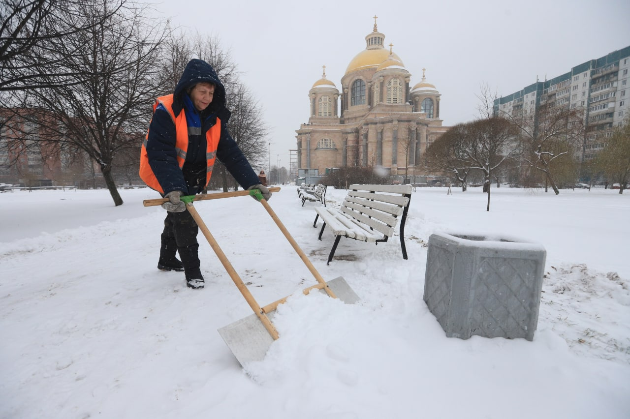 «Как на сельской дороге». Петербург второй день заваливает снегом