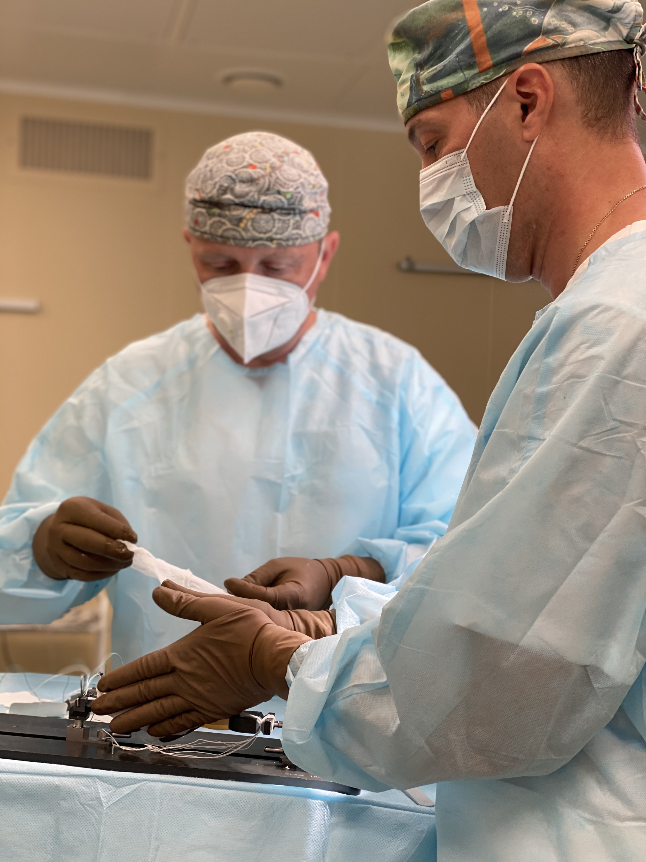 В медицинском центре «Медеор» операции выполняются с использованием качественных эндопротезов импортного производства