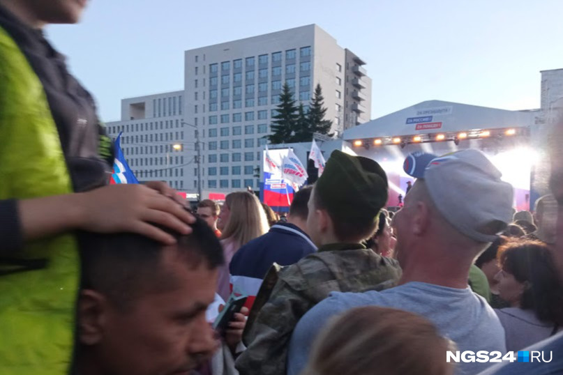 Многие пришли на концерт с детьми Многие пришли на концерт с детьми
