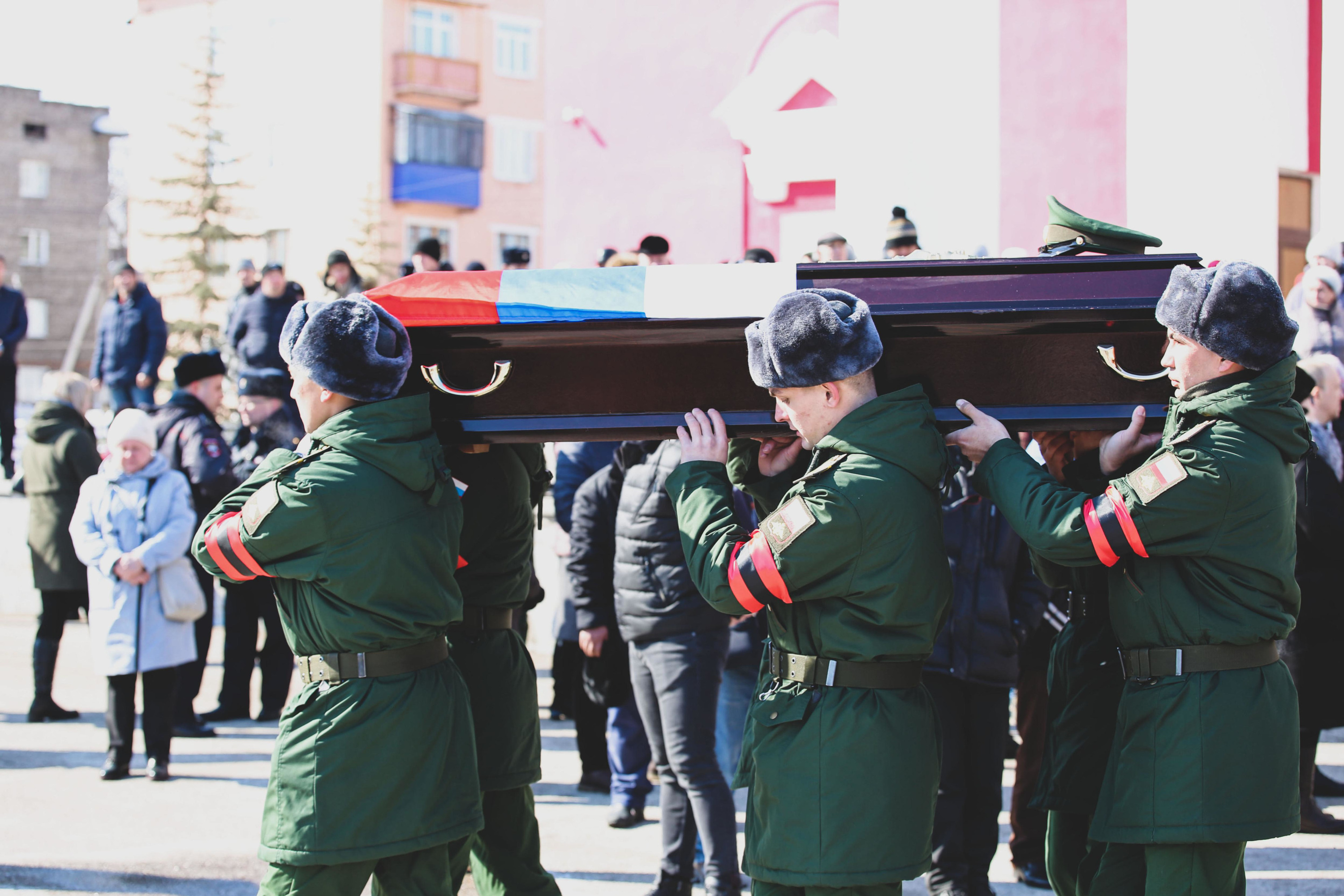 Сколько погибших за время спецоперации. Похороны военнослужащего. Похороны с Украины военнослужащих. Военная полиция на Украине в спецоперации.
