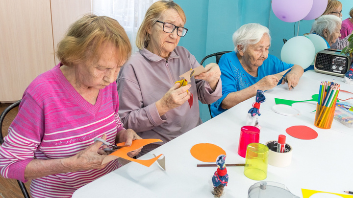 «В старости мы все становимся снова детьми»: как в Красноярске создали «Дедсад» для дедушек и бабушек