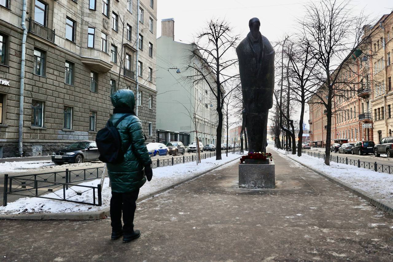 Петербуржцы пригляделись к открытому два дня назад памятнику Блоку. И ошалели от эстетического эффекта