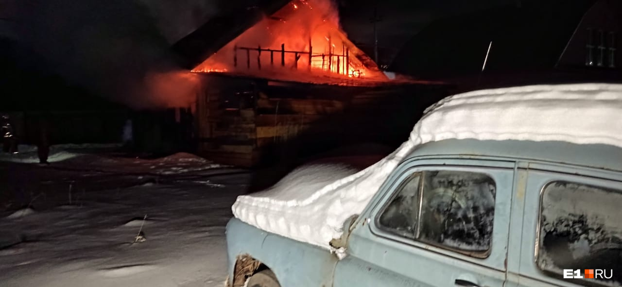 «Горел открытым пламенем»: в Екатеринбурге вспыхнул частный дом. Внутри был раскаленный газовый баллон