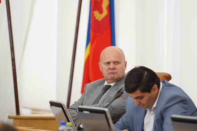 Потенциальный преемник Владислав Логинов на сессии выглядел уставшим