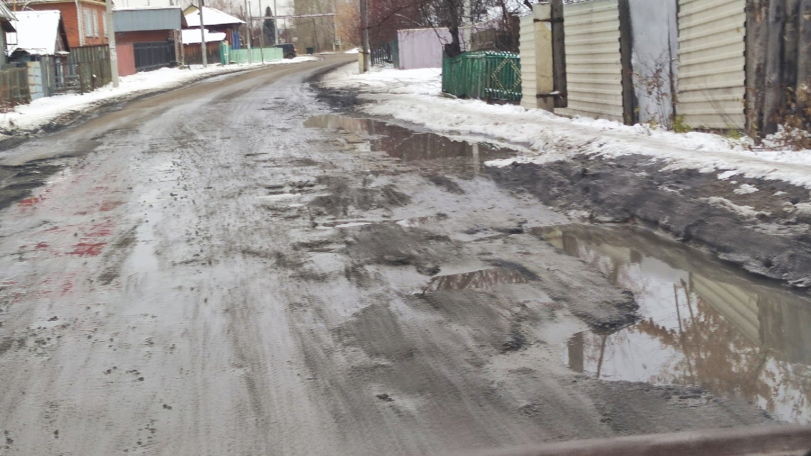 «Выполнен ямочный ремонт»: зауральские власти отчитались о ремонте дороги в Иковке, но не все жители его видели