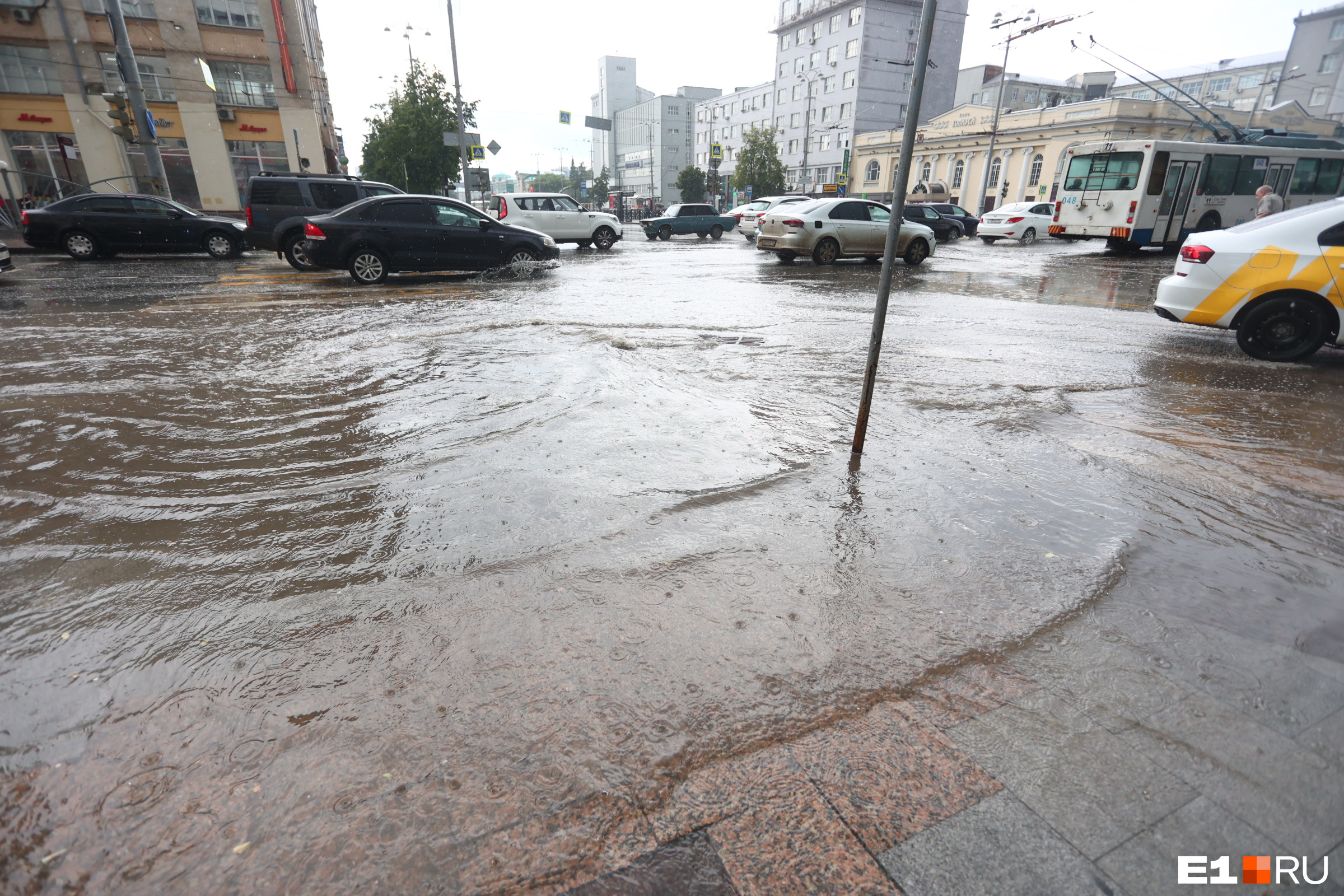 16 большие дожди. Ливень в Екатеринбурге. Тамбов затопило. Улицы после дождя. Ливень в Екатеринбурге вчера.