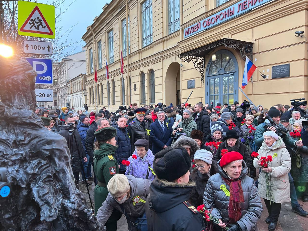 В Соляном переулке появился памятник блокадным медикам — фото - 27 января  2023 - ФОНТАНКА.ру