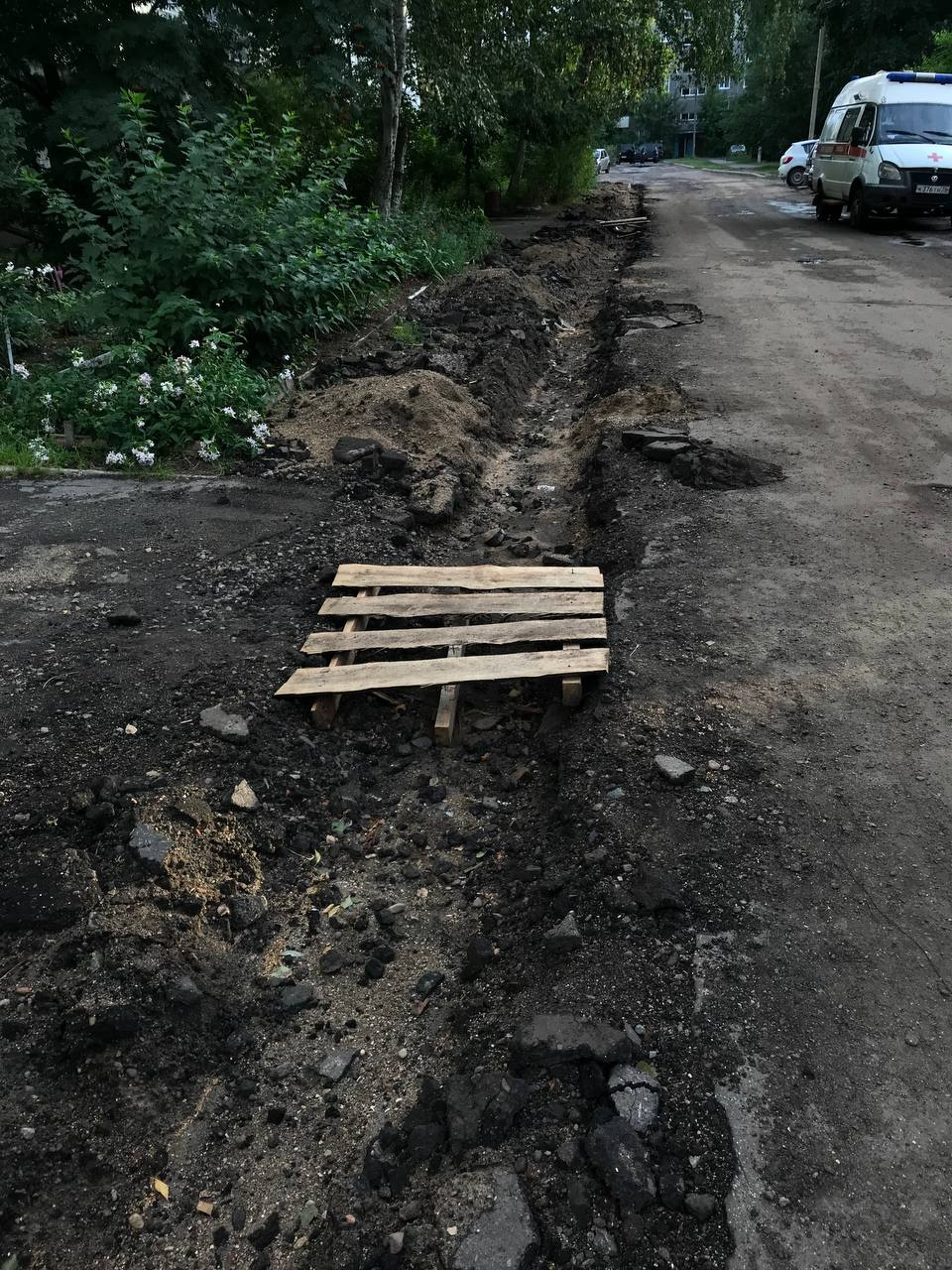 В течение июля во дворе практически не велись работы — он просто стоял раскуроченный В течение июля во дворе практически не велись работы — он просто стоял раскуроченный