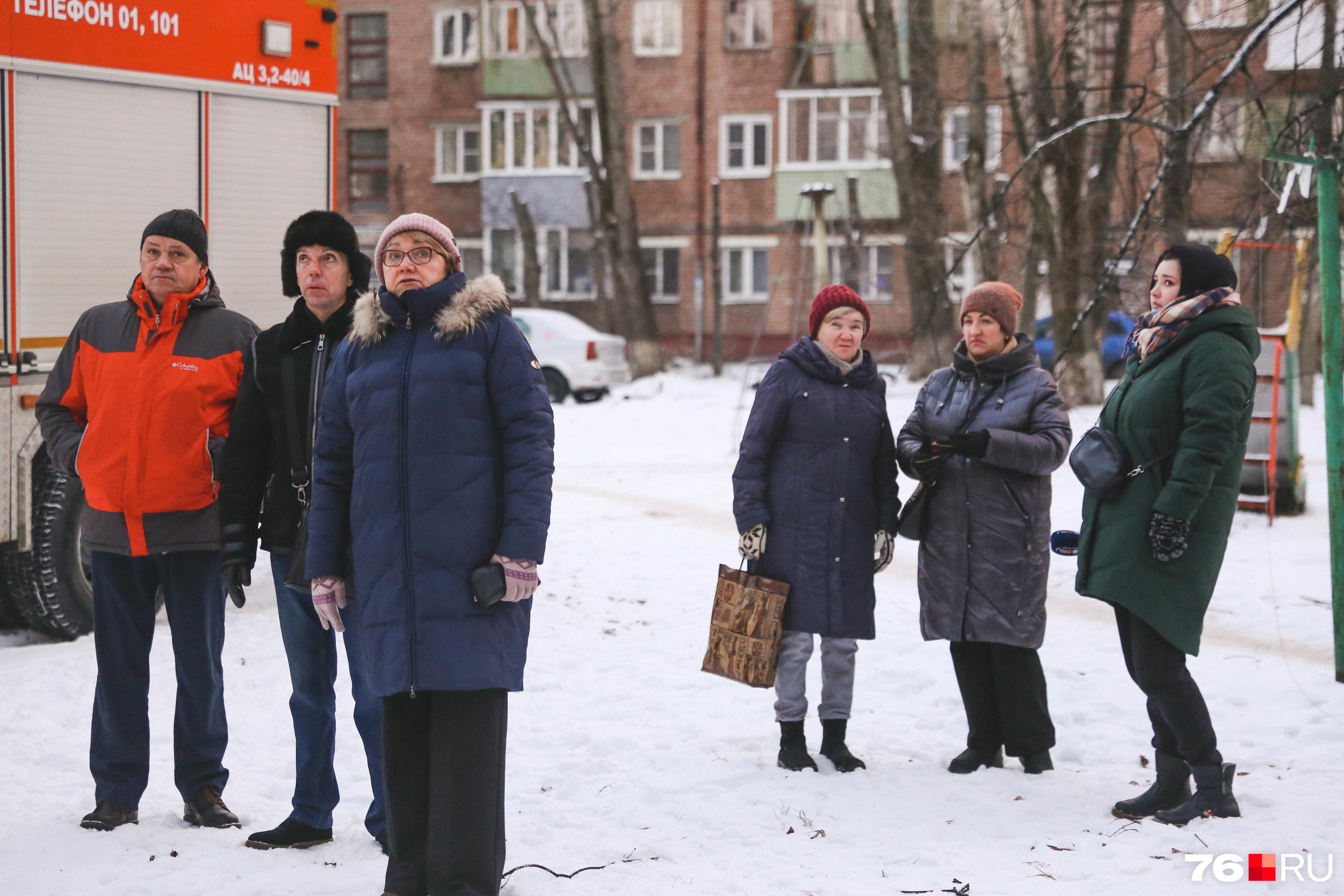 Во дворе собралось много зевак Во дворе собралось много зевак