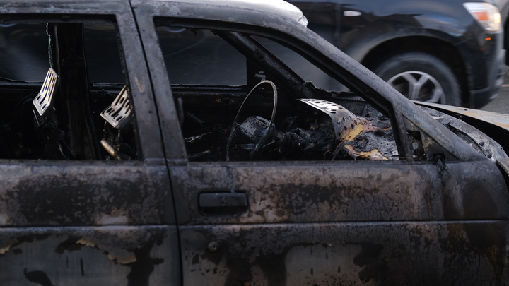 Неизвестные за ночь сожгли три машины в Новокузнецке