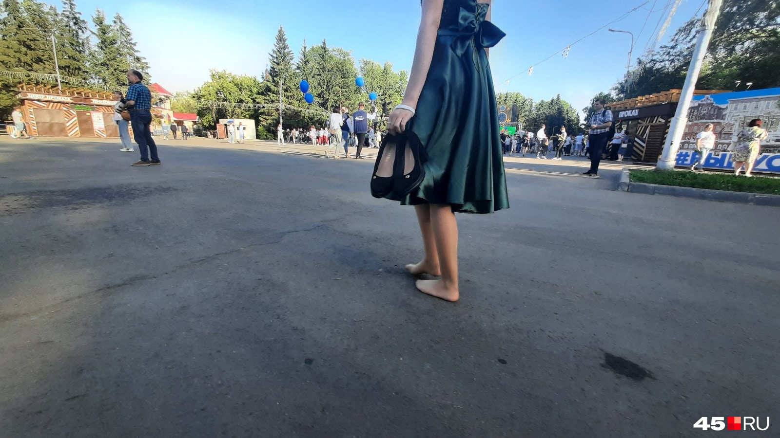 Кто уйдет с праздника раньше и босиком Кто уйдет с праздника раньше и босиком