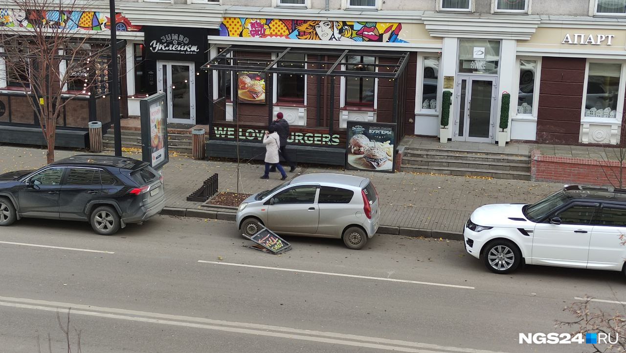 Срывает штендеры, в Покровке отключили свет: в Красноярске ураганный ветер