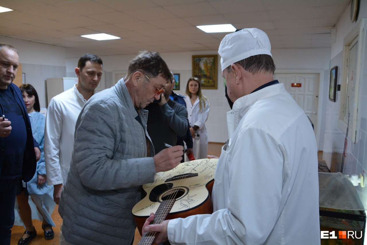Одному из врачей Лепс подписал гитару Одному из врачей Лепс подписал гитару