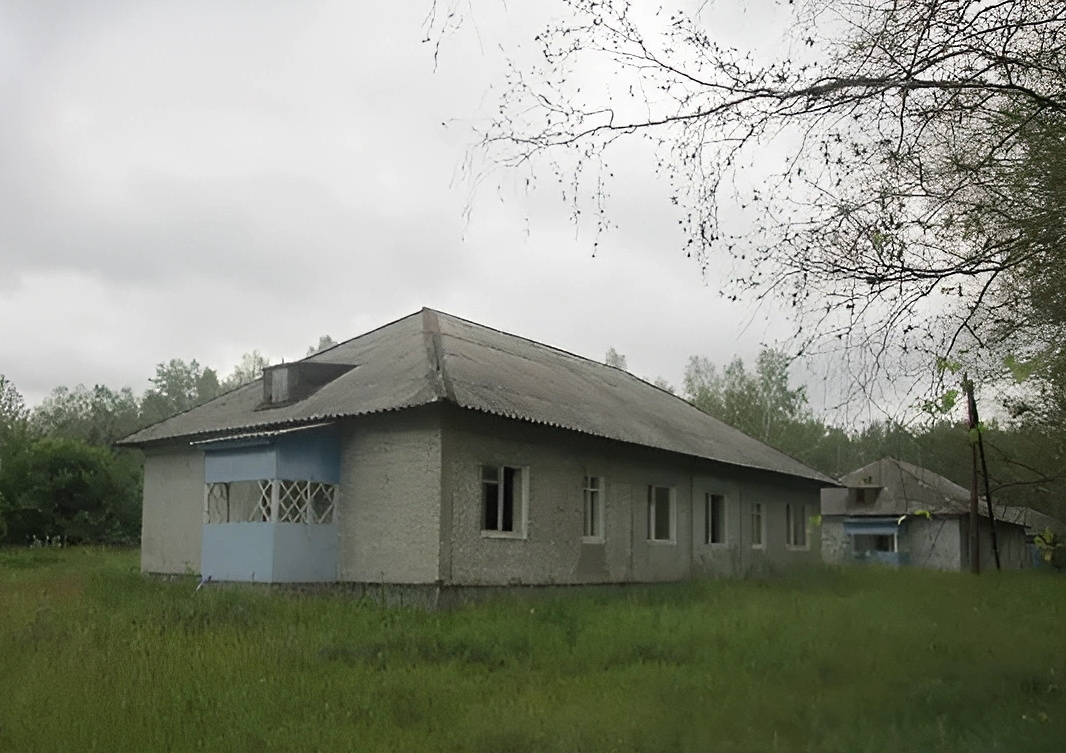 В спальных корпусах нет отопления, а за ненадобностью в лагере отключили и электричество