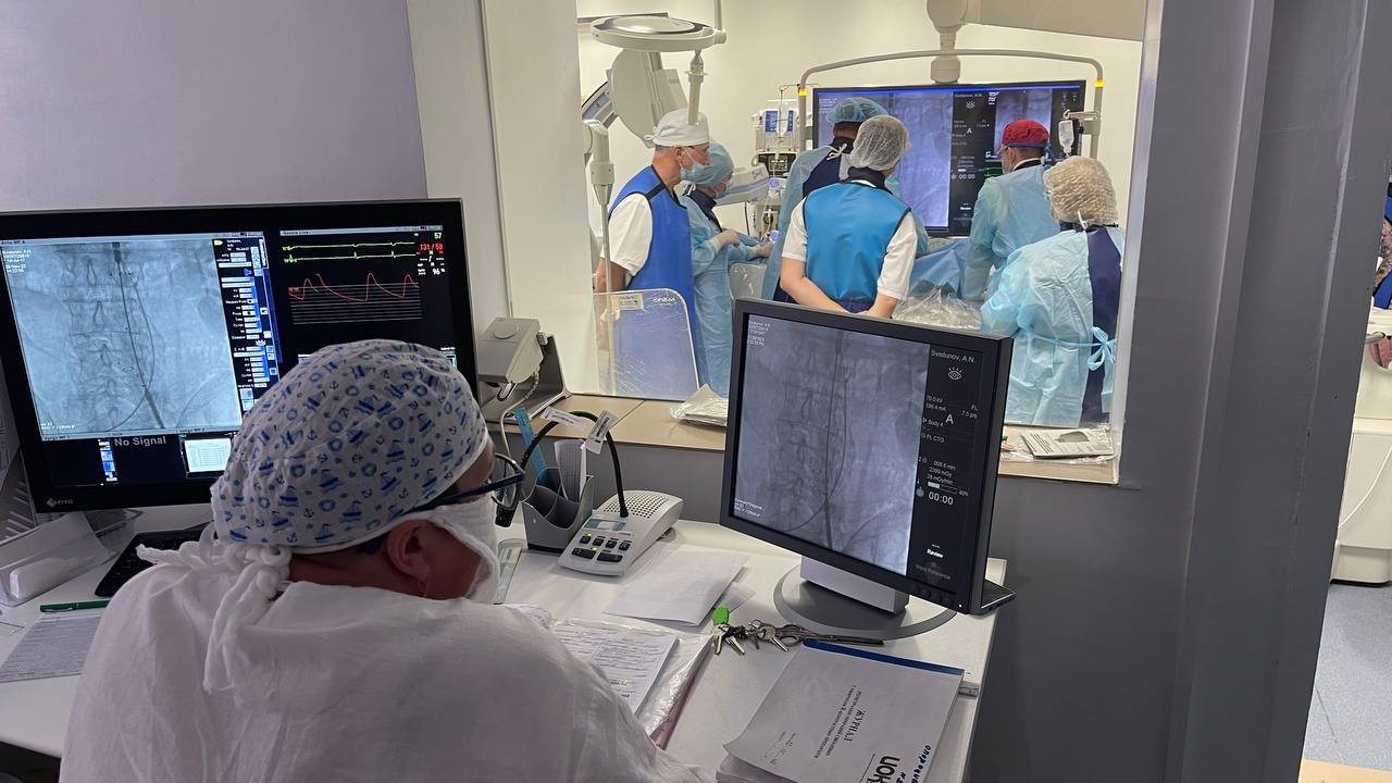 Иркутские врачи провели редкую операцию по протезированию аорты