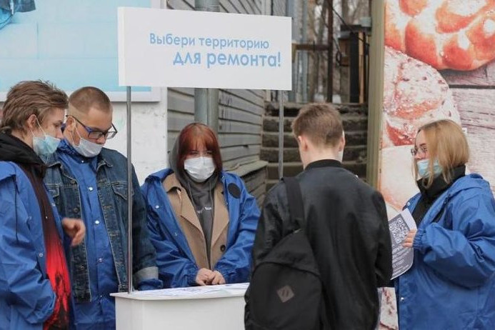 Волонтеры, которые помогают проголосовать в Онеге Волонтеры, которые помогают проголосовать в Онеге
