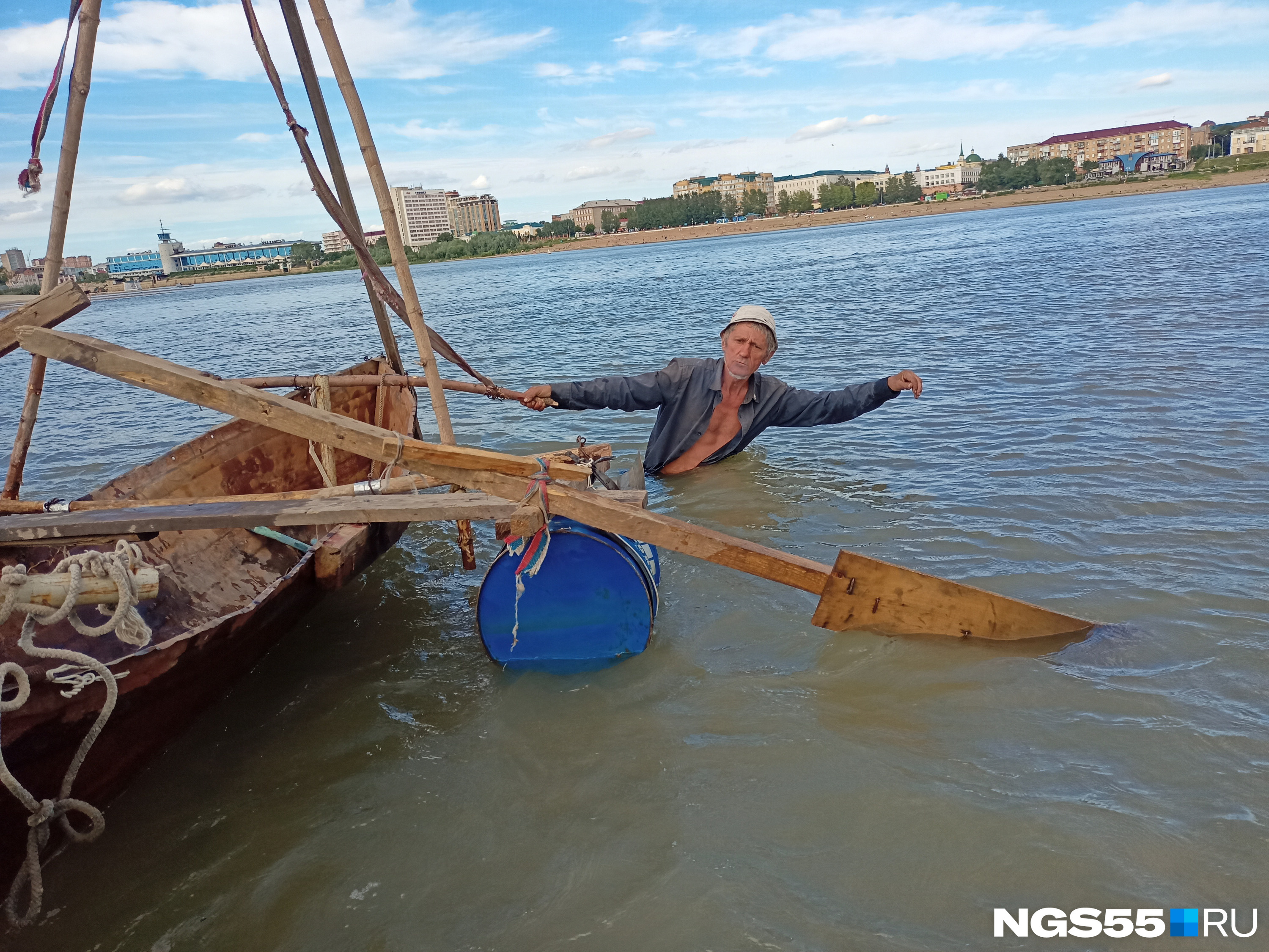 Олег уверен, что сможет спокойно плавать на лодке по Иртышу