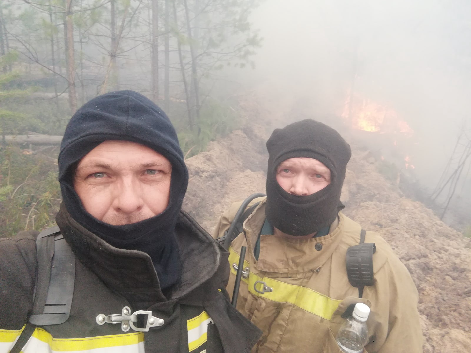0П-103 ГКУ «Противопожарная служба Тюменской области» за работой у озера Лебяжье. Мужики просят не разводить огонь, так как последствия очень плачевные