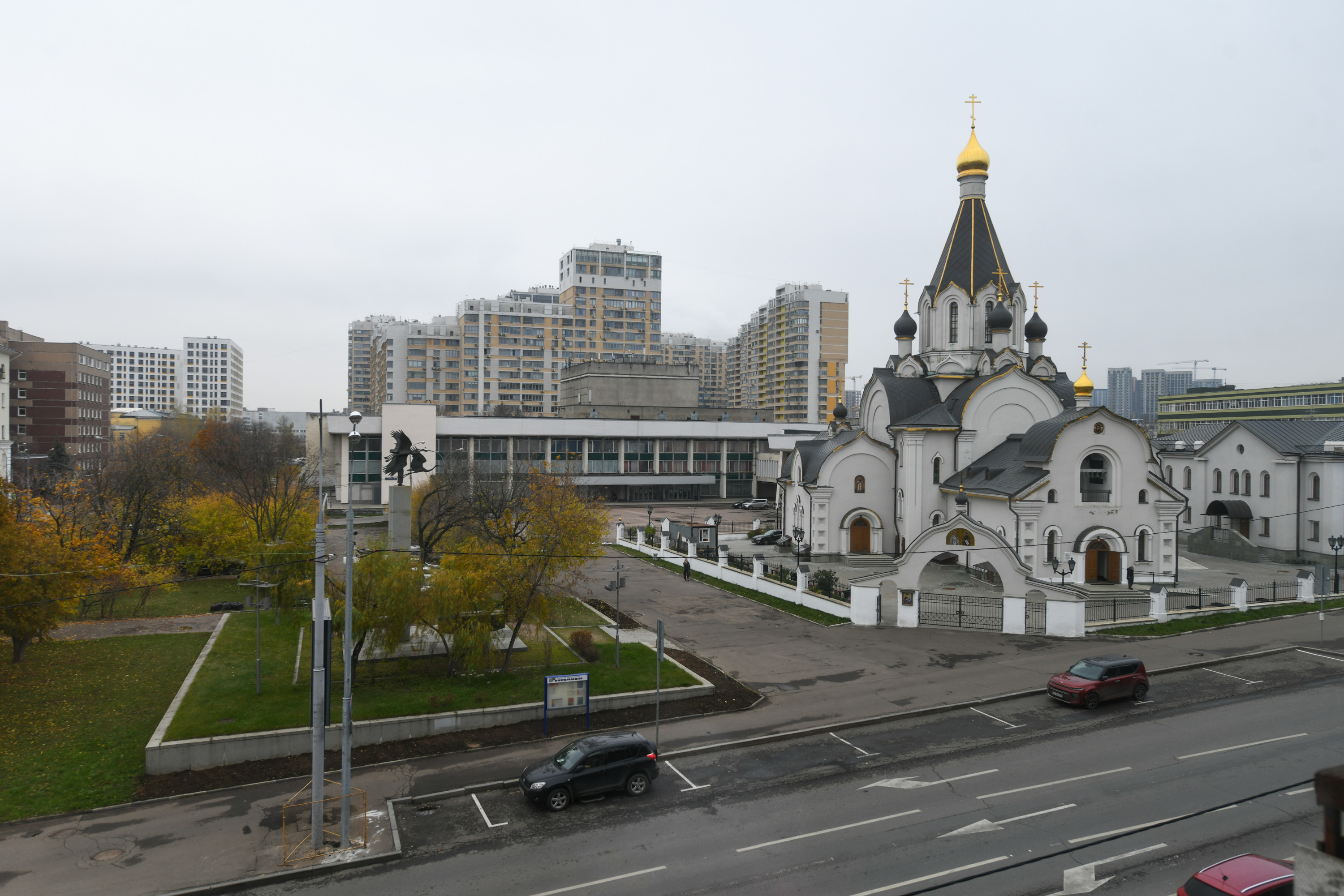 В 2015 году перед театром был построен православный храм