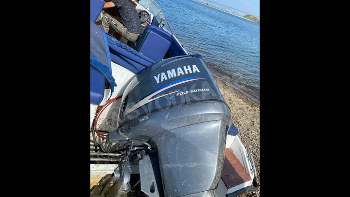Водитель катера на Байкале вылетел на берег Курминского залива и едва не снес палатки и авто туристов