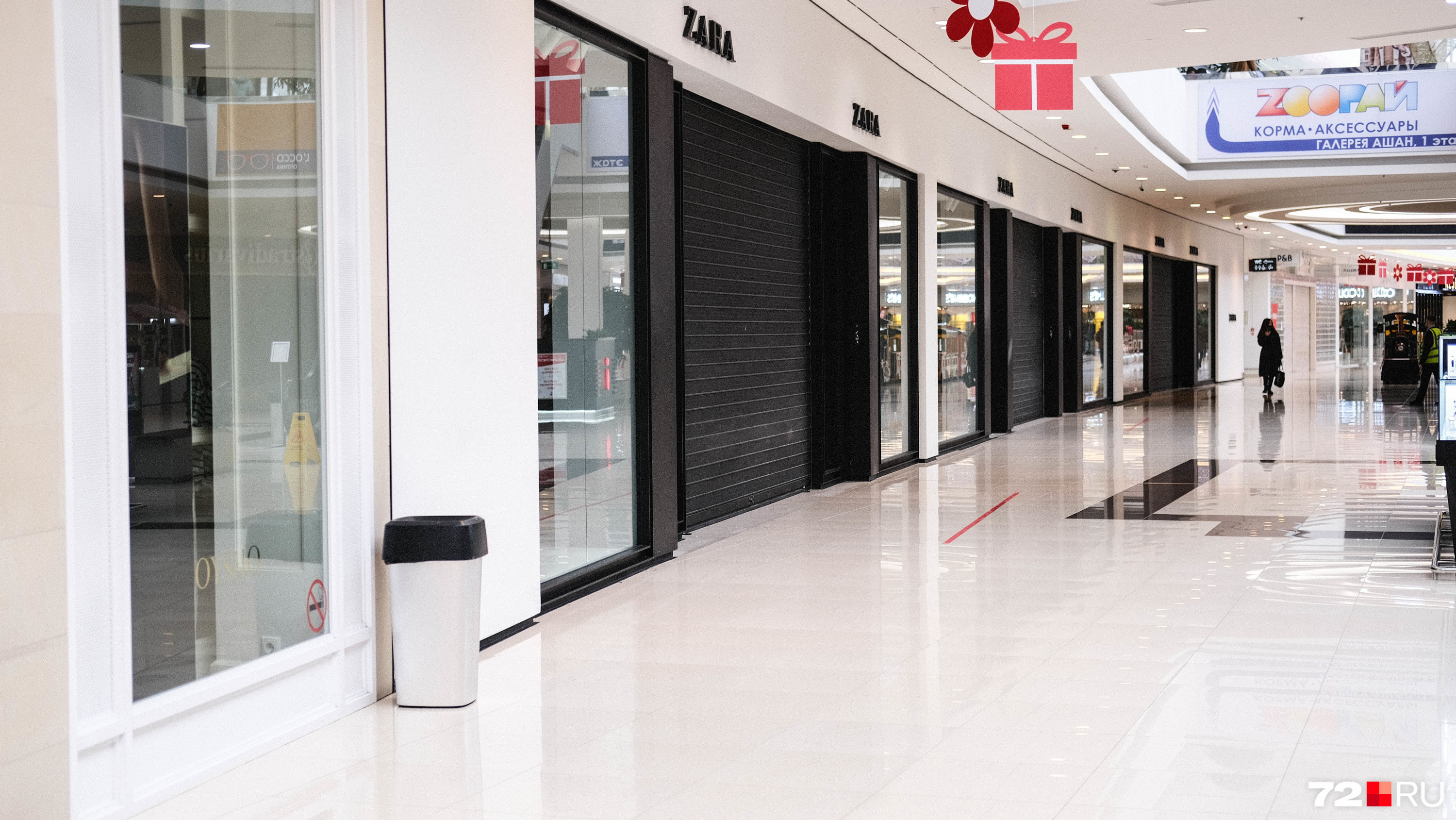 В компанию Inditex входит 8 магазинов, которые наполняли первый этаж. Без них «Кристалл» выглядит совсем безжизненно