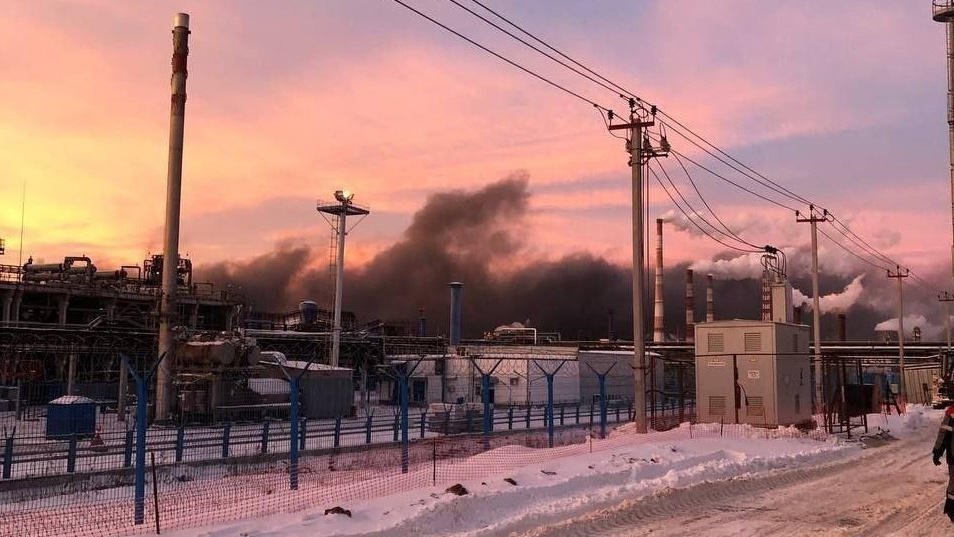 Сгорели 6 тысяч квадратов склада с каучуком: показываем видео серьезного пожара на предприятии в Татарстане