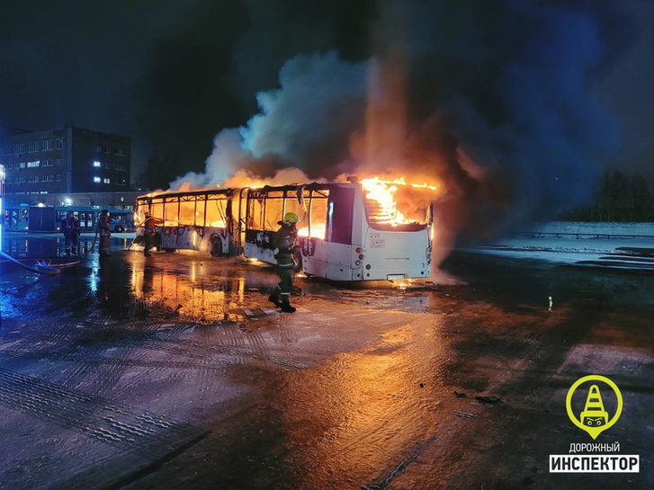 В «Пассажиравтотрансе» проверяют автобусы-«гармошки» после пожара. Там перетирается кабель