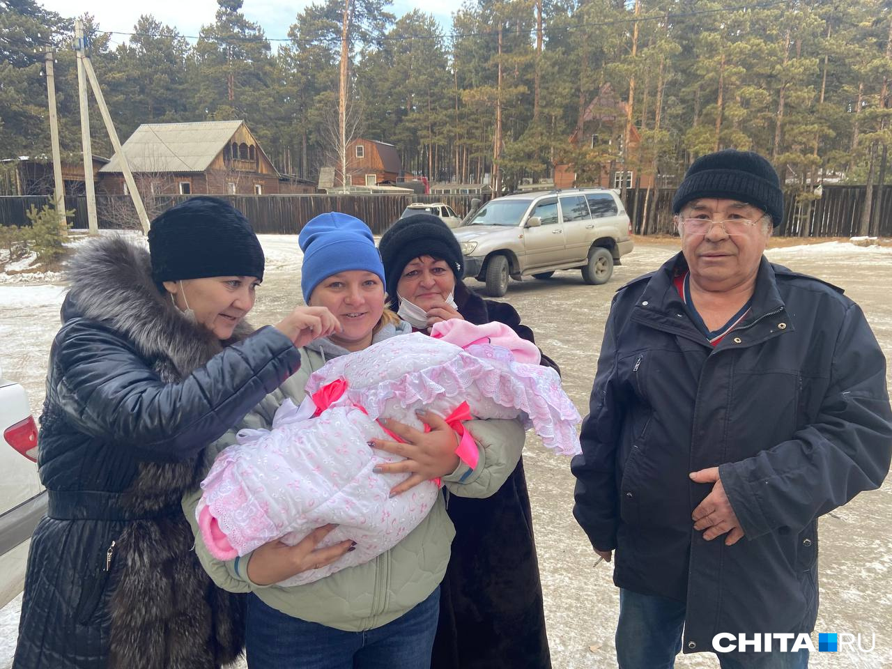 Конвертик оказался почти впору — девочку выписали из дома ребенка с весом 5,3 килограмма Конвертик оказался почти впору — девочку выписали из дома ребенка с весом 5,3 килограмма