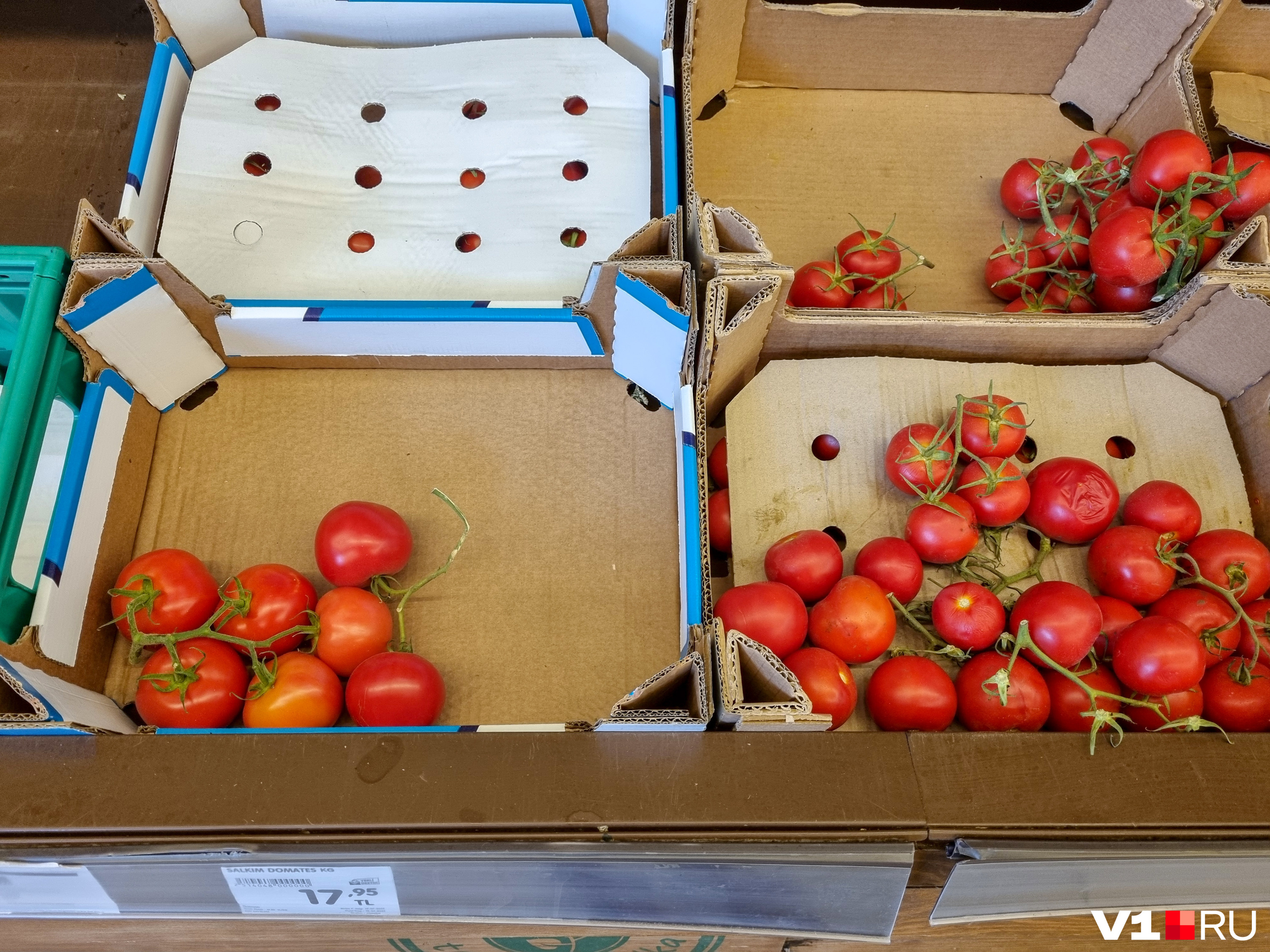 Важное отличие помидоров в Волгограде от турецких коллег — в Анталье они продаются с зеленым хвостиком