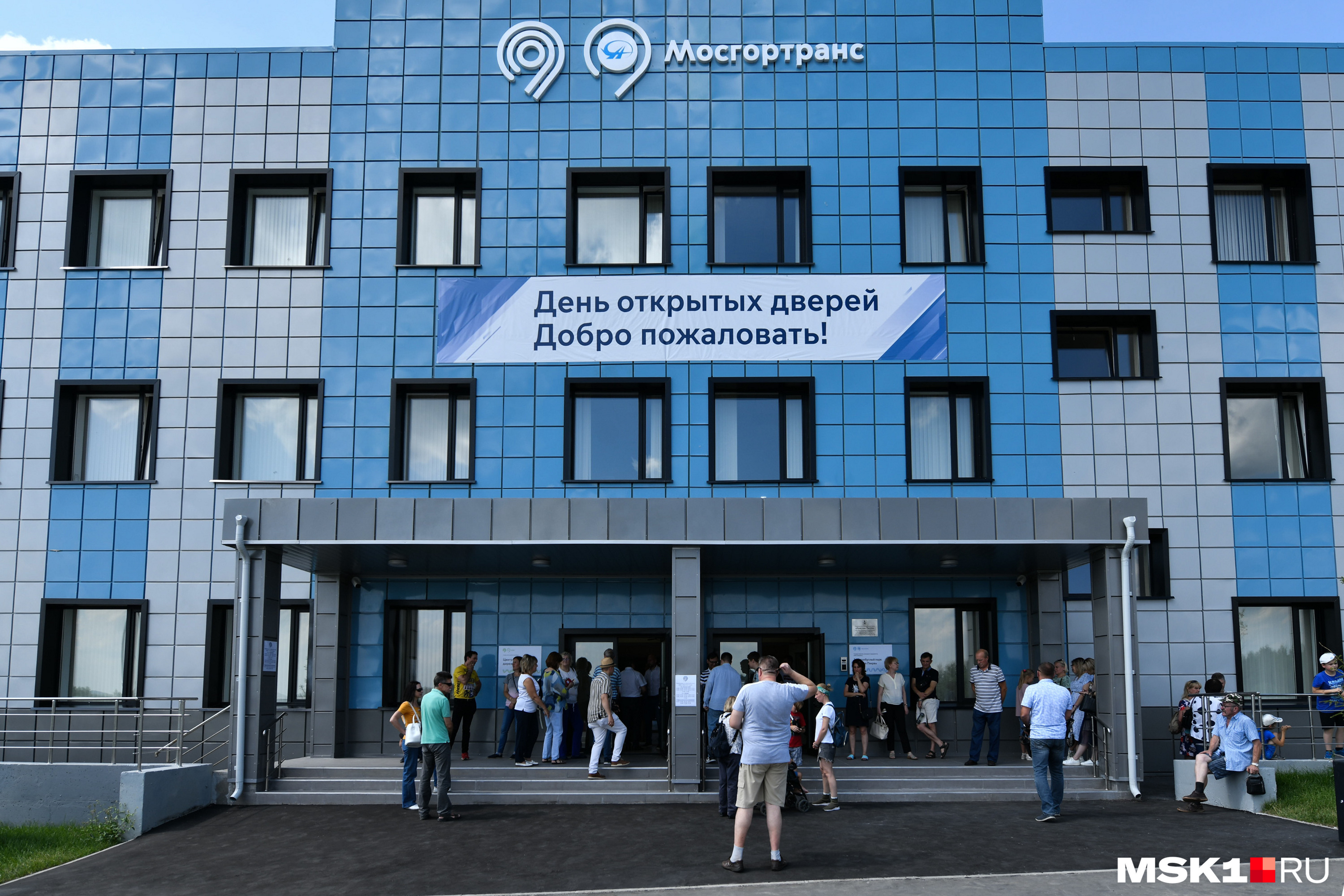 Еще до начала дня открытых дверей возле электробусного парка собрались посетители. Большая часть пыталась спрятаться от жары в тени, поэтому у входа людей было немало Еще до начала дня открытых дверей возле электробусного парка собрались посетители. Большая часть пыталась спрятаться от жары в тени, поэтому у входа людей было немало