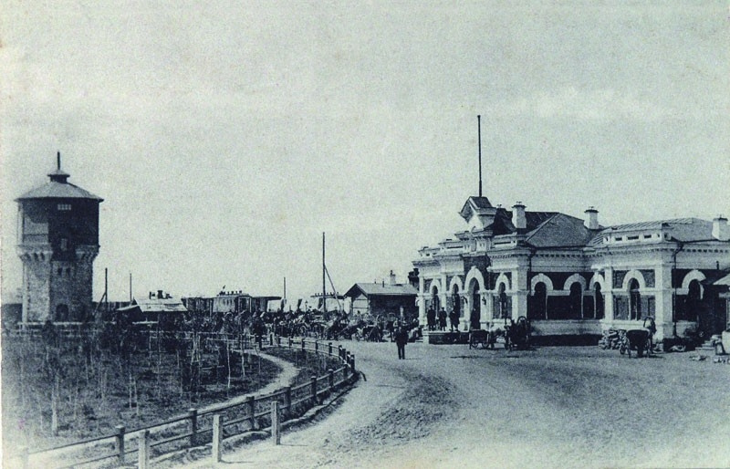 На фотографии — здание вокзала и водонапорной башни в 1910 году