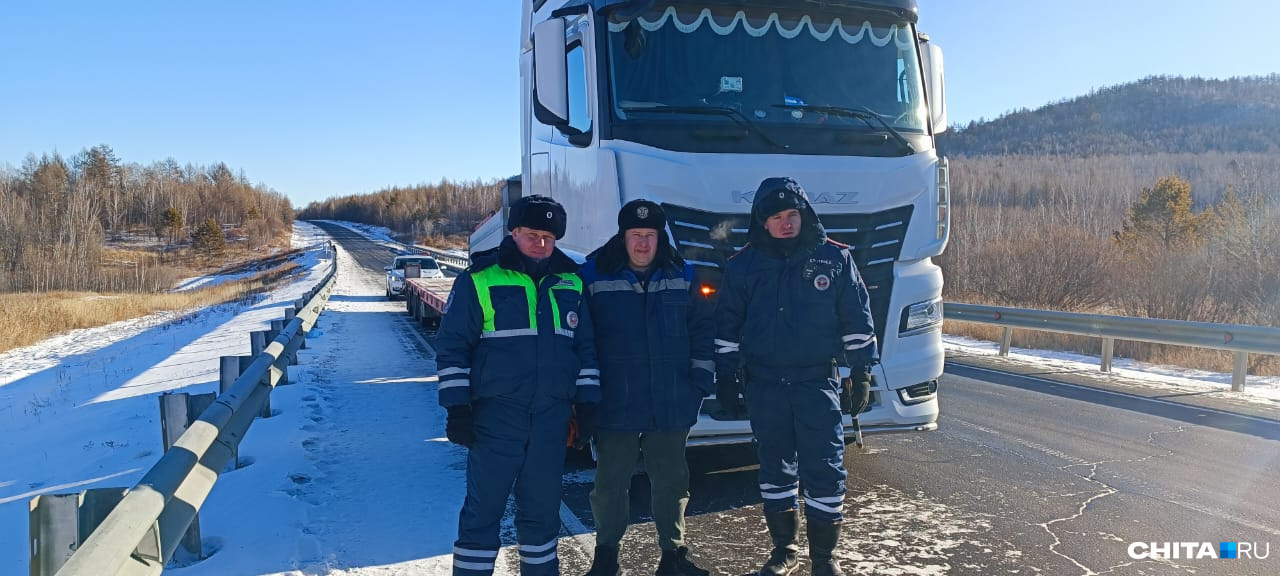 Полицейские в Забайкалье помогли дальнобойщику, сломавшемуся в мороз