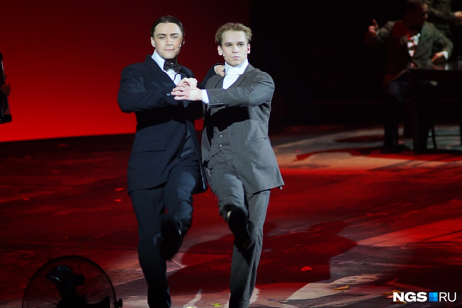 В спектакль вплетены и танцы. Была видна колоссальная работа хореографа. Однозначное «Браво!» Анастасии Кадрулевой