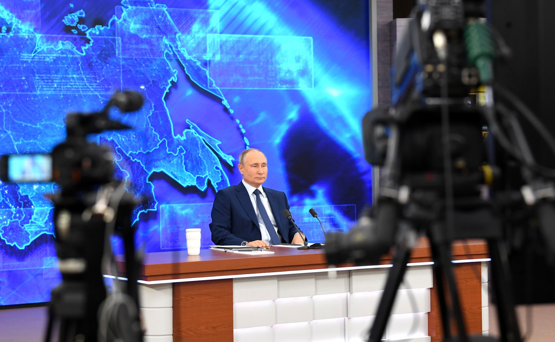 «Ни за кем не слежу с тех пор, как перестал быть главой ФСБ»: Путин ответил на вопросы журналистов