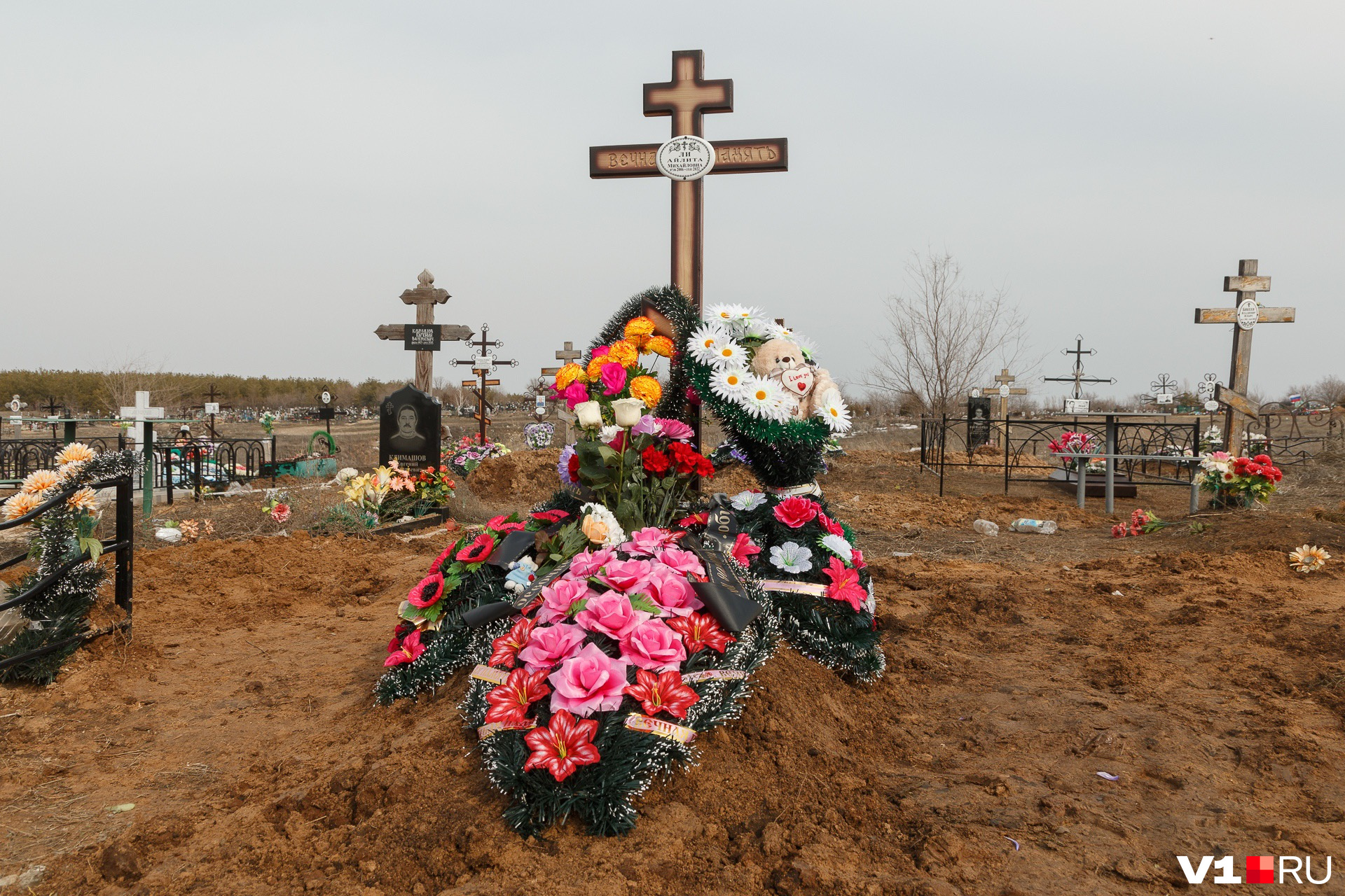 Похоронили школьницу на окраине кладбища в Камышине