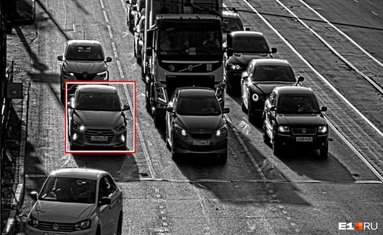 Hyundai Elantra (в красном квадрате) и еще несколько легковушек идут на поворот, пока основной поток прямо стоит на красный свет