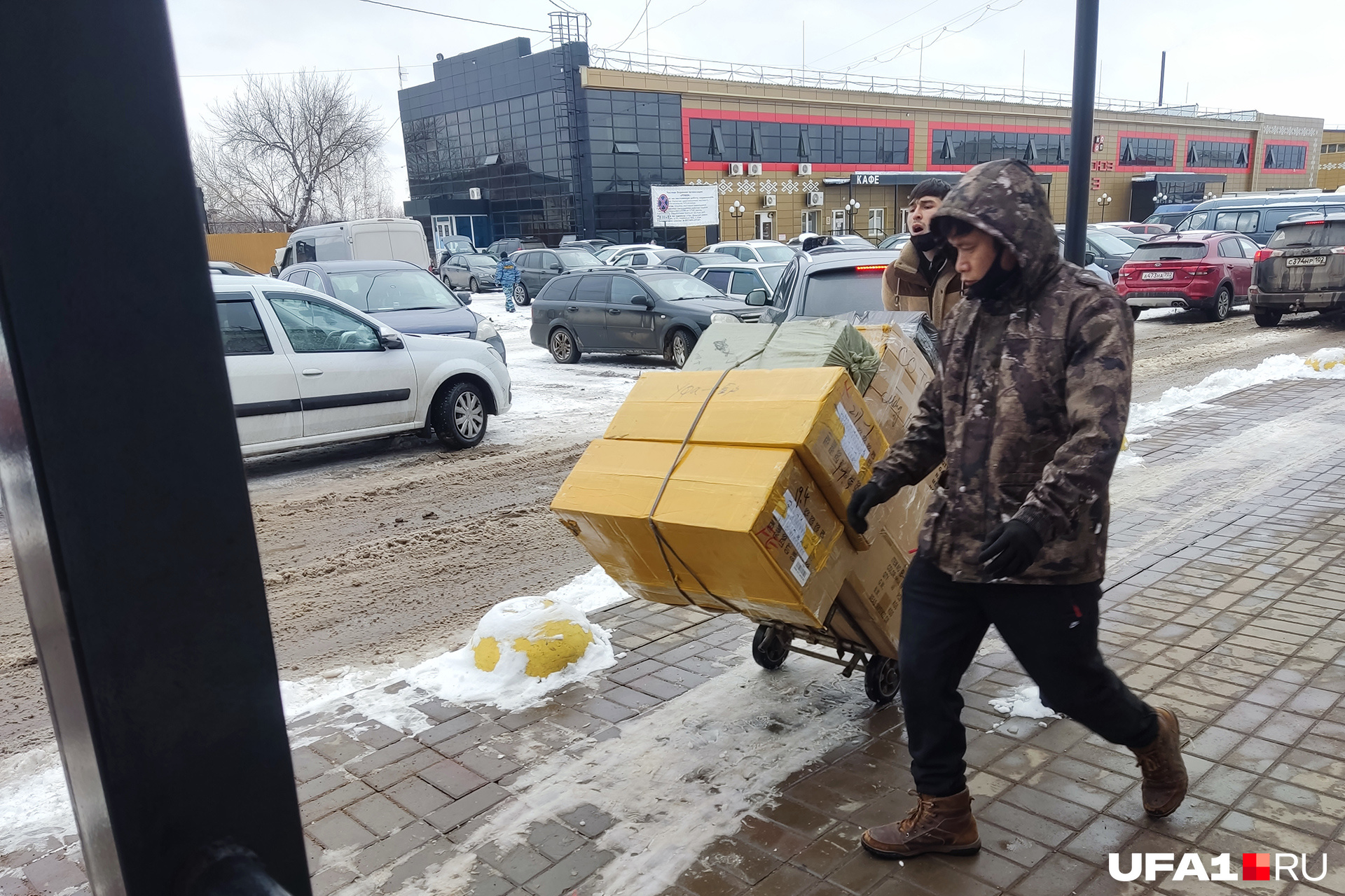 Иностранцев на рынке действительно много Иностранцев на рынке действительно много