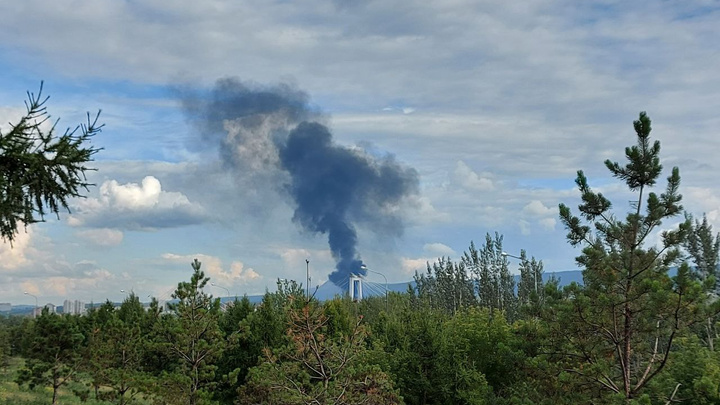 На правом берегу Красноярска загорелась свалка покрышек. Столб дыма виден из разных районов города