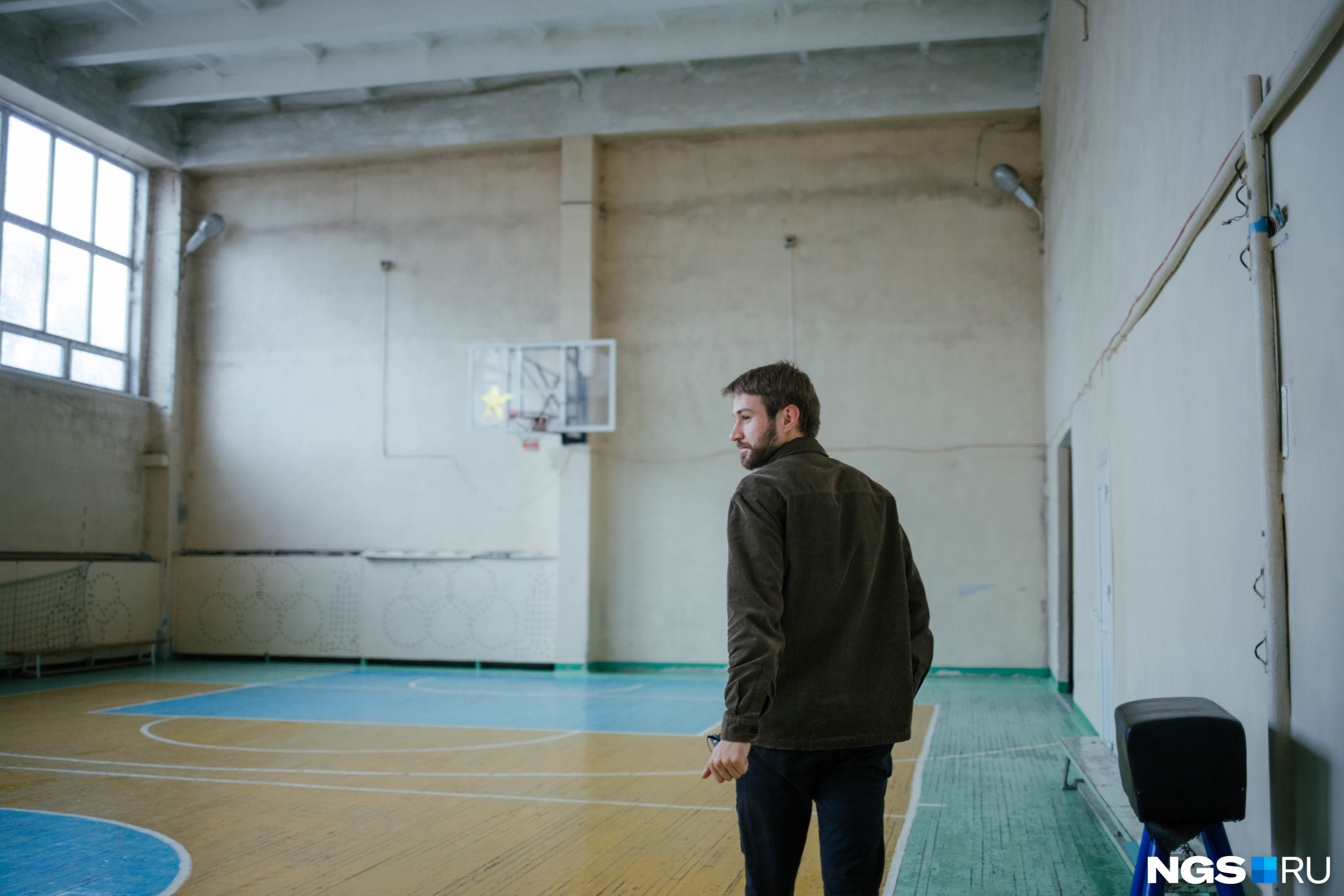 Учитель, переехав в Черепаново, начал болеть за местные спортивные команды: «Сибирь» и «Локомотив» — их эмблемы также висят на стене в кабинете