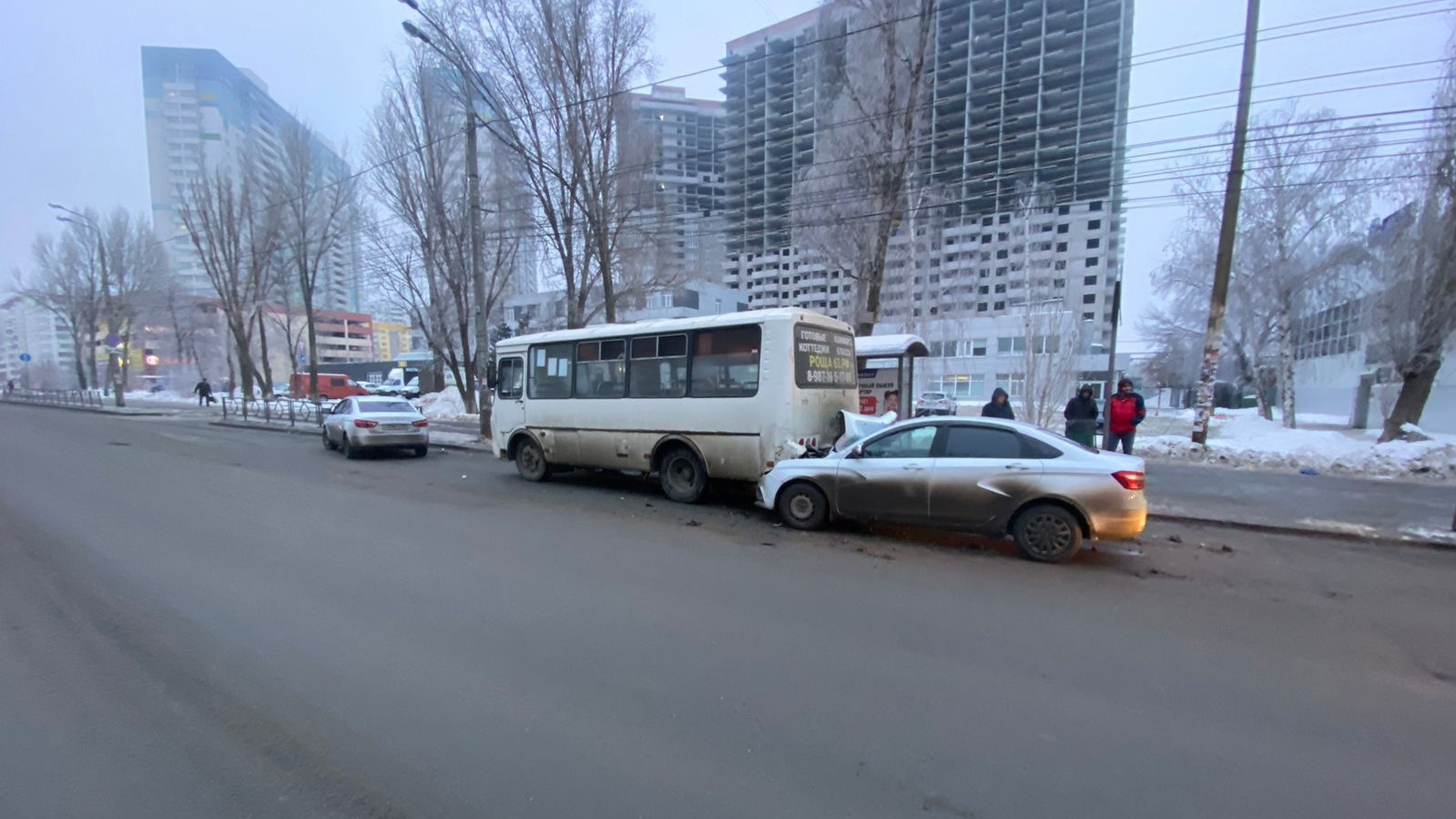 Легковушка раскромсала капот: возле кольца Авроры и «Антошки» Lada въехала в пассажирский автобус