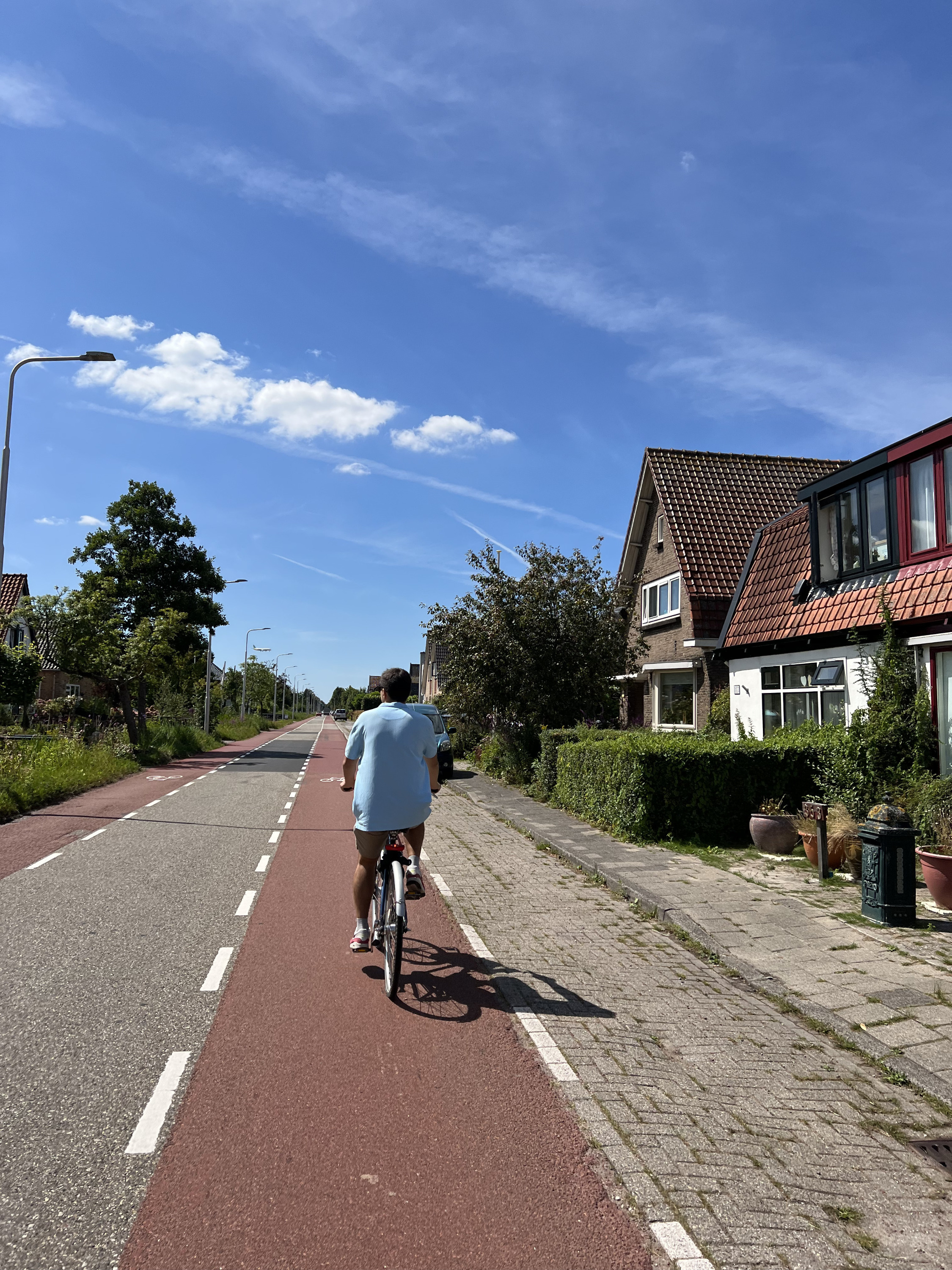 Популярное средство передвижения по Амстердаму — велосипед