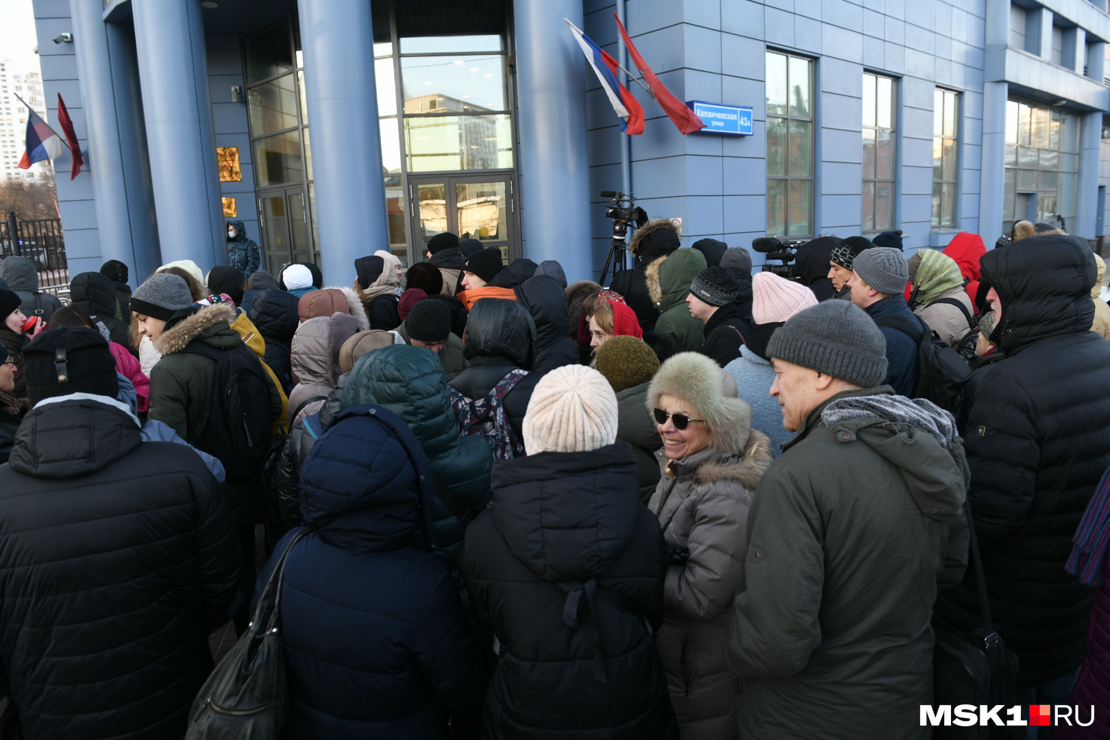 В среду, 7 декабря, Мещанский суд эвакуировали из-за сообщения о минировании, и люди ждали заседания по Яшину* на улице на морозе